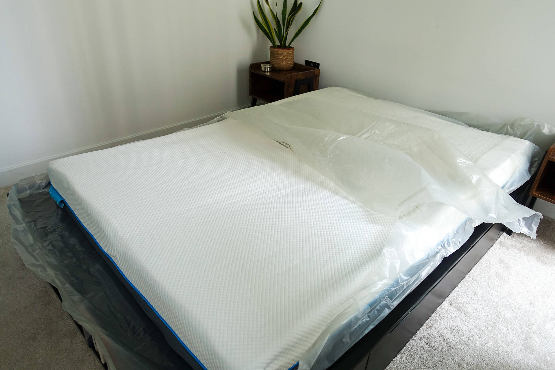 Simba Hybrid Essential mattress taking off the plastic